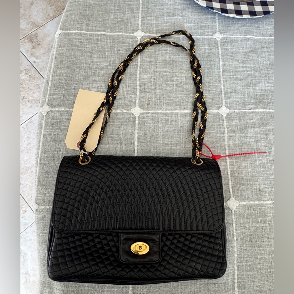 REDUCED BALLY BAG AV SHOW